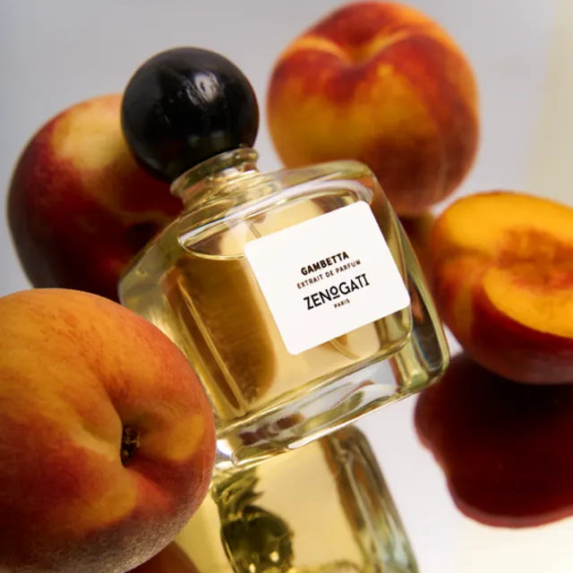 Flacon Gambetta de Zenogati — parfum unisexe fruité-floral chaleureux mêlant poire, pêche et prune en tête, cœur de rose rouge, jasmin et cannelle, posé sur un fond gourmand de caramel, muscs et cèdre de Virginie pour un sillage élégant et sensuel