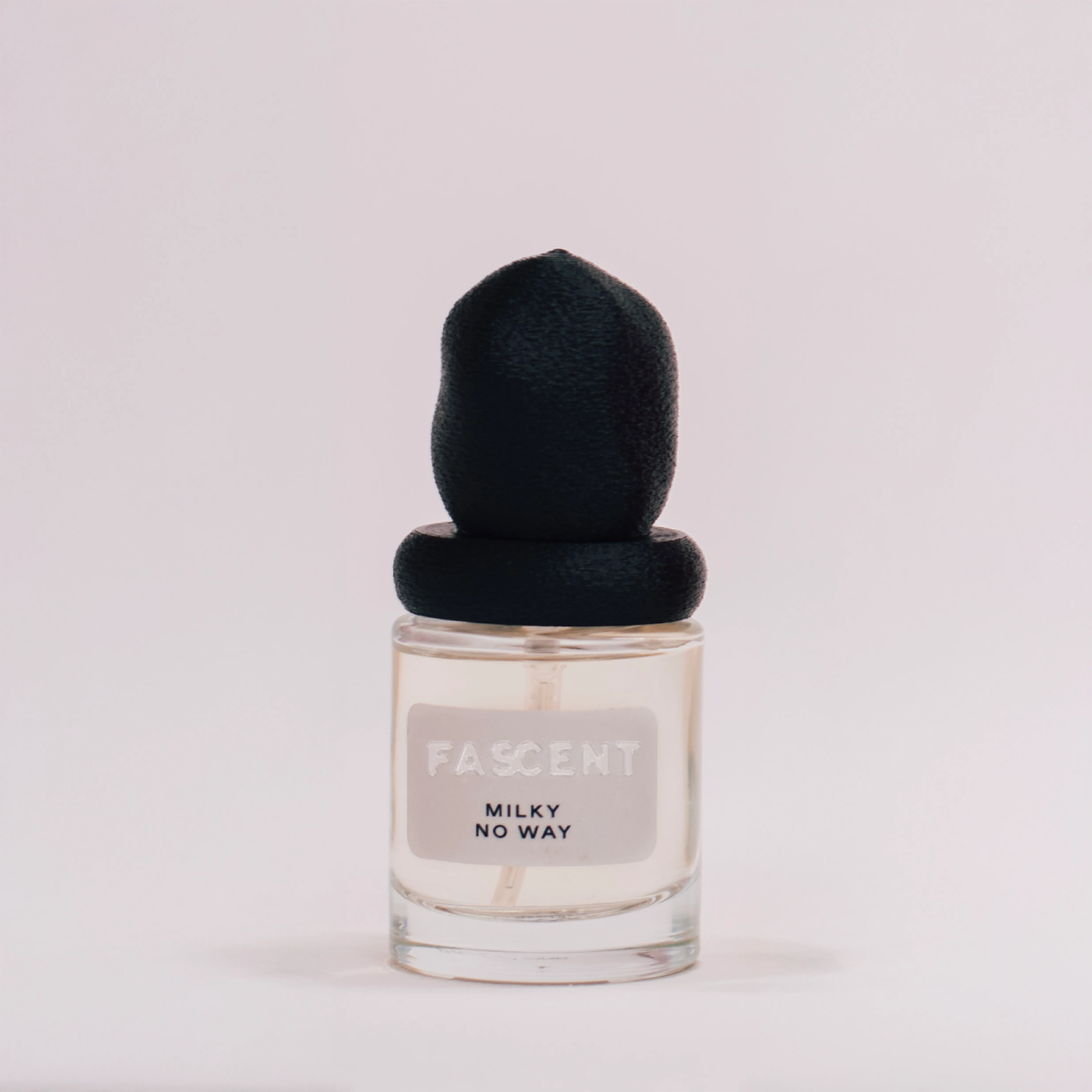 Flacon Milky No Way de Fascent — parfum gourmand-boisé lacté avec poivre noir, lait de noisette, crème fouettée, fève tonka, bois de santal, ambre et bois de cashmere — atmosphère douce, réconfortante et mystérieuse
