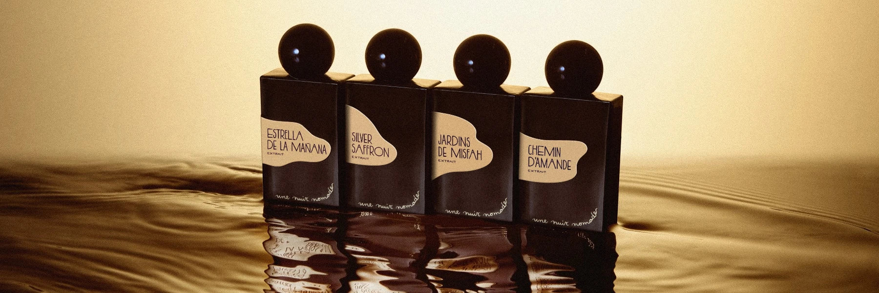 banniere des parfums de niche une nuit nomade en extrait de parfum sur un de l'eau avec un fond de couché de soleil et d'eau sous les parfums pour desktop