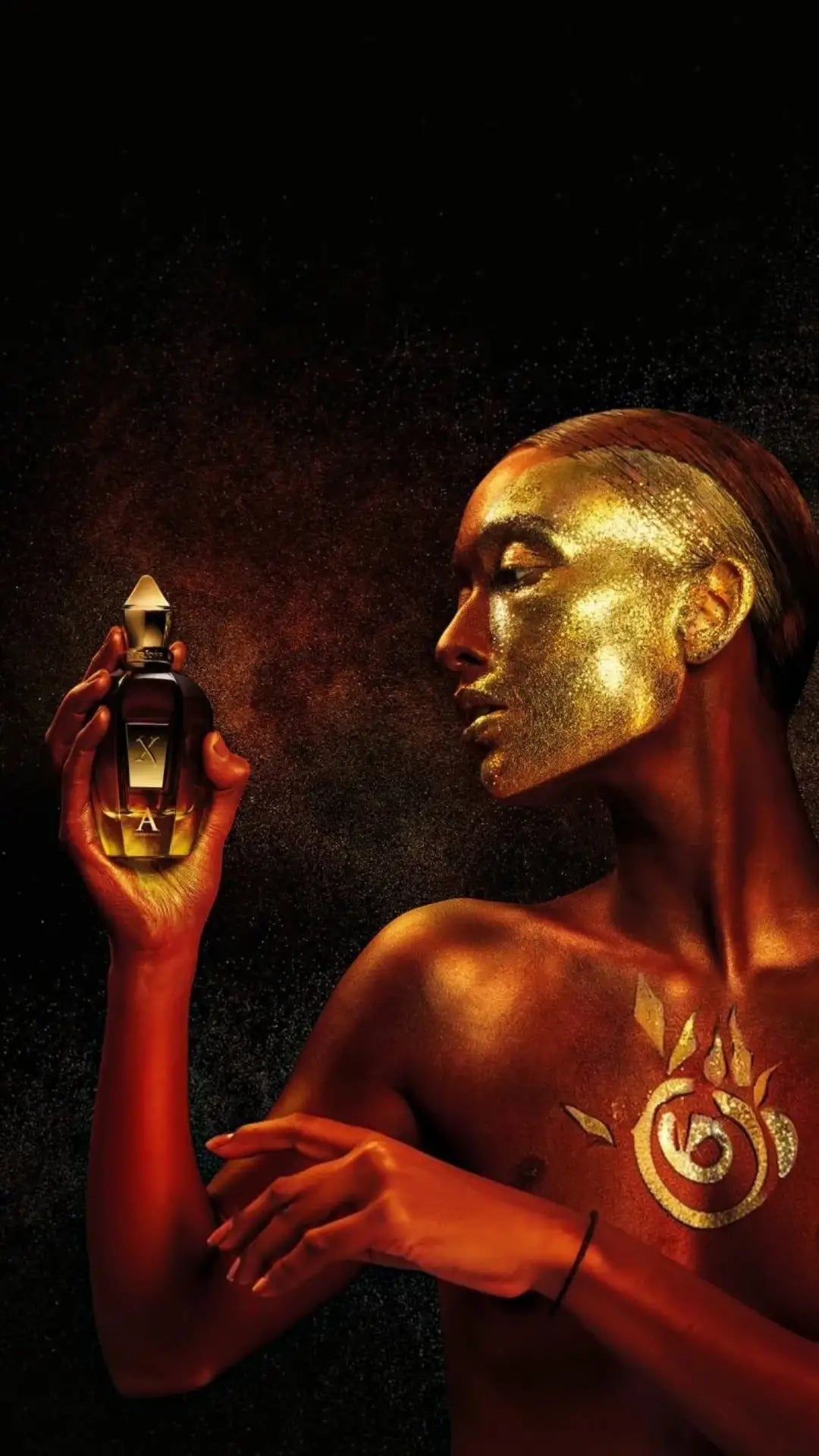 bannière xerjoff avec 3 photo assemblé une avec un bouchon et une carte du monde, une avec un personne faite d'argent et or avec un parfum dans les mains et la dernière avec le parfum la capital avec un kit d'exploration mobile