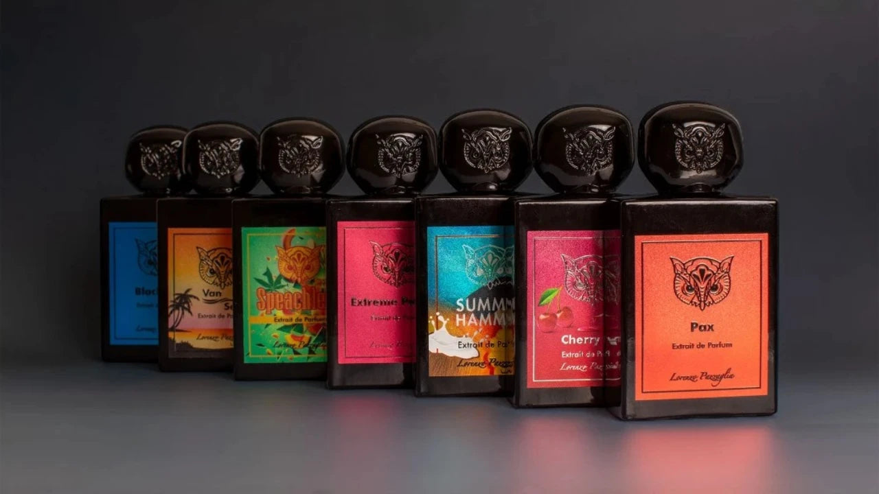 bannière téléphone des parfums de niche de la maison lorenzo pazzaglia l'un derrière l'autre en quinconces sur un fond noir