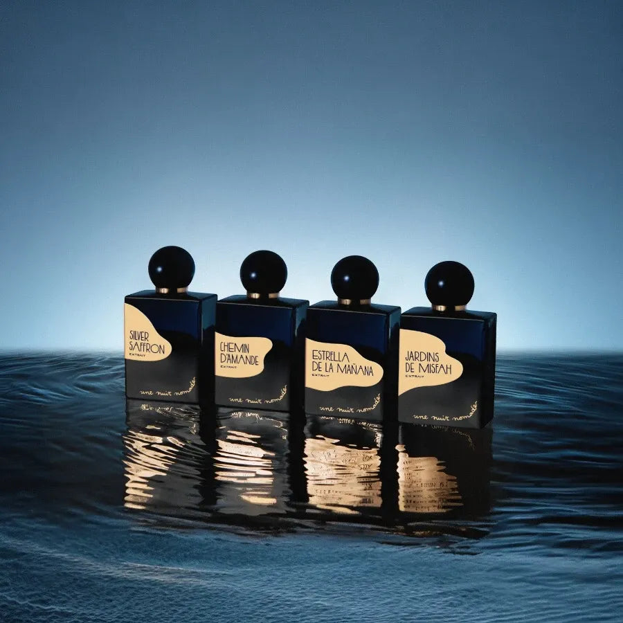 bannière une nuit nomade avec les 4 extraits de parfums de niche sur de l'eau et avec le ciel en fond pour mobile
