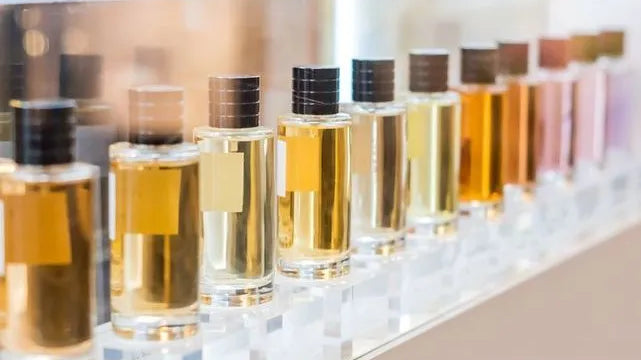 Plusieurs parfums de niche l'un devant l'autre avec des jus de différentes couleurs