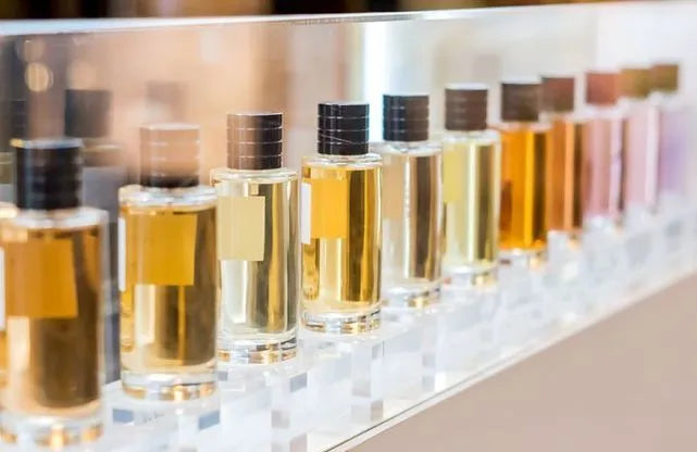 Plusieurs parfums de niche l'un devant l'autre avec des jus de différentes couleurs