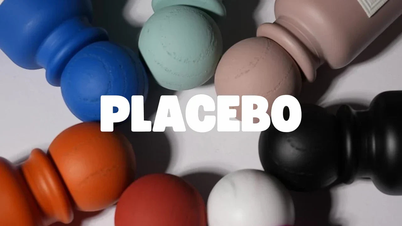 Image avec les bouchon de différentes couleurs dela maison de parfums de niche placebo parfum  et le logo au milieu