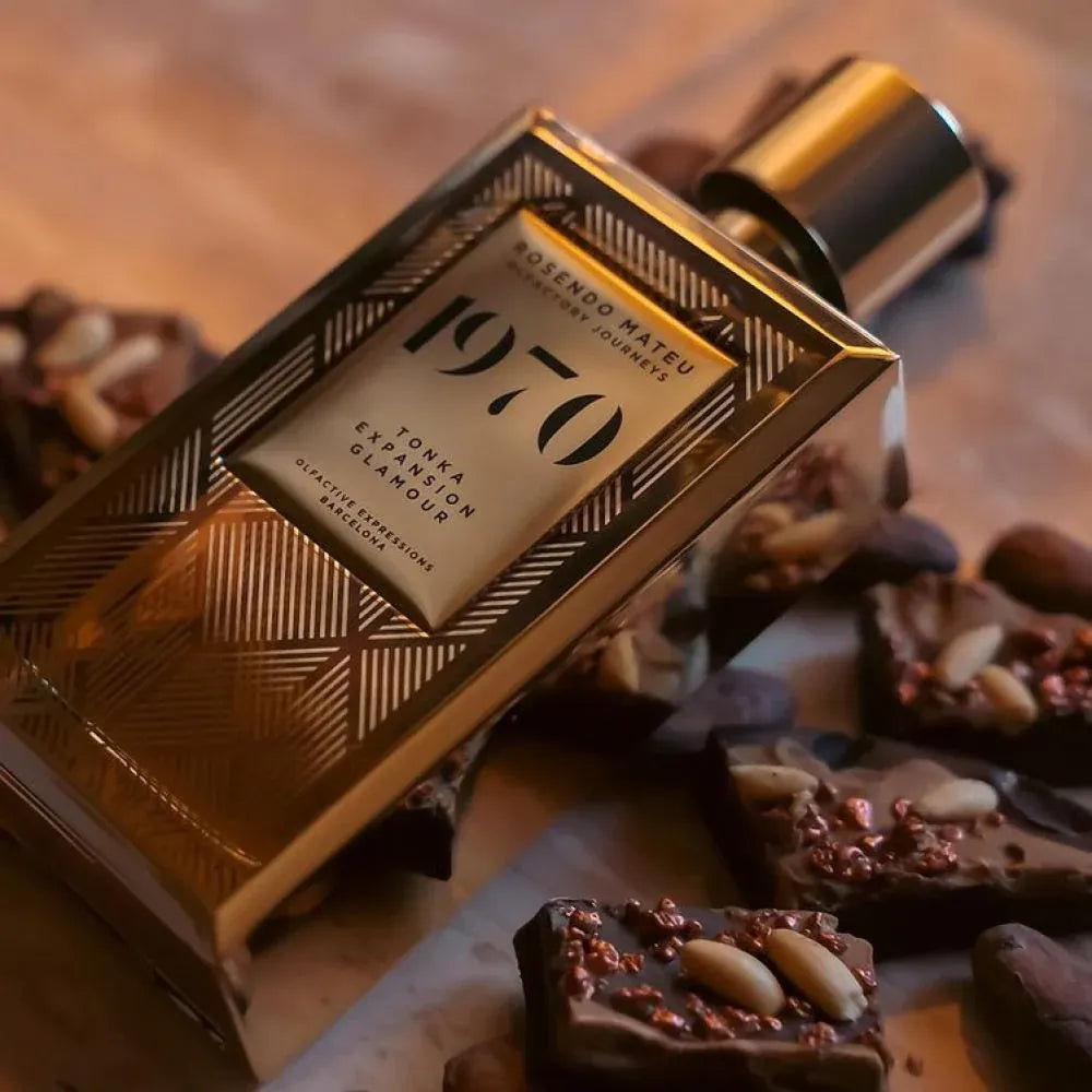 Flacon du parfum Rosendo Mateu 1970, sur du chocolat 