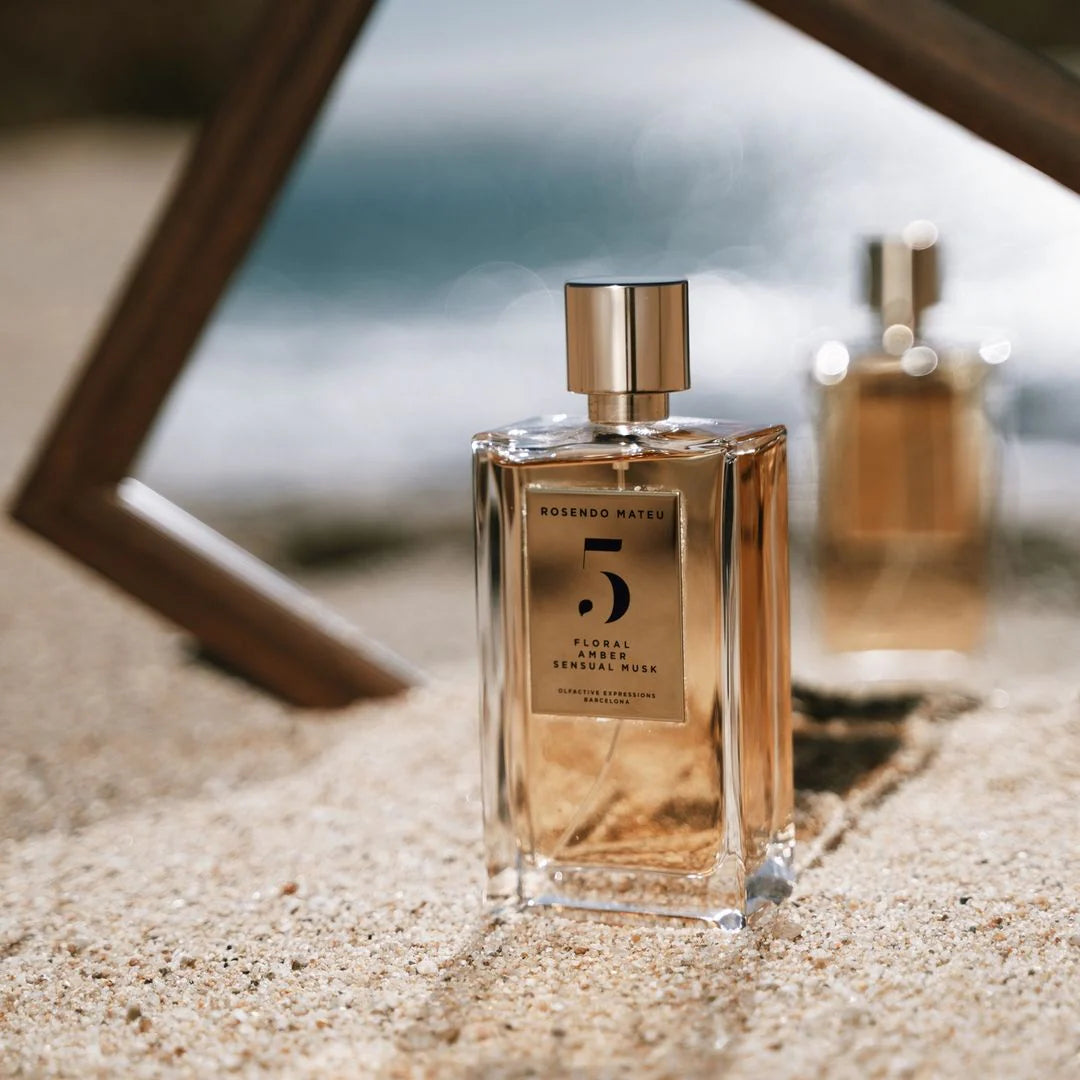 Bouteille de Rosendo Mateu Nº 5, parfum floral oriental aux accents exotiques de girofle, lys des vallées, ambre et musc