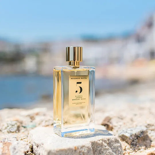 Bouteille de Rosendo Mateu Nº 5, parfum floral oriental aux accents exotiques de girofle, lys des vallées, ambre et musc