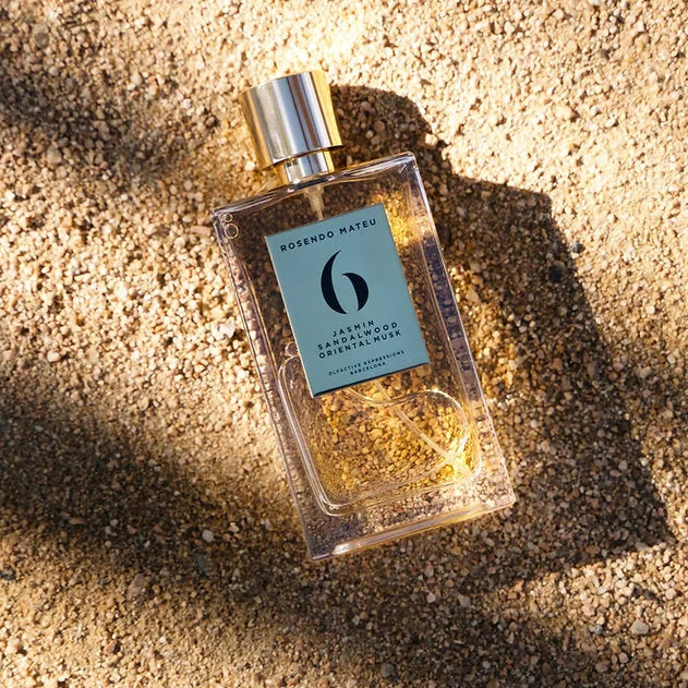 Flacon de Rosendo Mateu Nº 6, parfum floral doux mettant en valeur le jasmin, le bois de santal, l’amande et vanille, ambiance orientale raffinée
