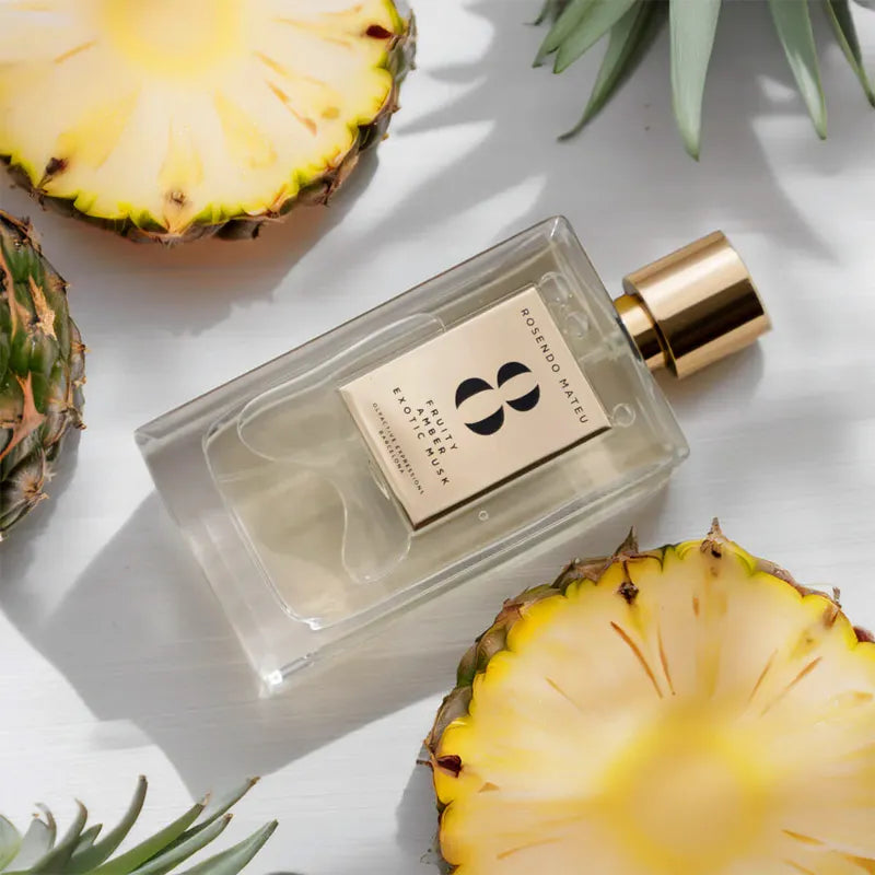 Flacon Rosendo Mateu Nº 8, parfum fruité-floral-oriental vibrant, touches fruitées sur fond floral, complexe et versatile