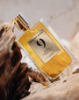 Rosendo Mateu Nº 9, parfum élégant aux nuances épicées, florales, boisées et douceur de vanille, cuir et tabac, accord complexe et raffiné