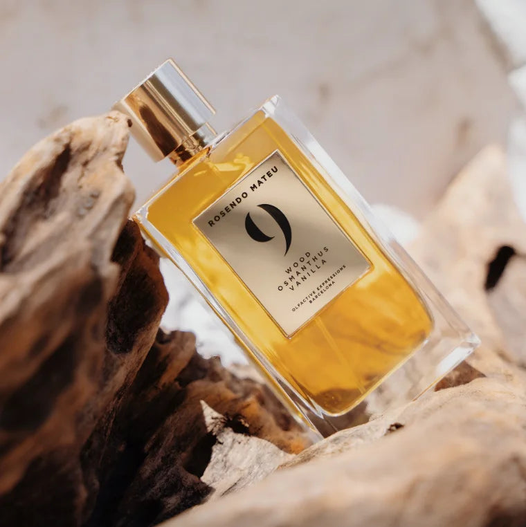 Rosendo Mateu Nº 9, parfum élégant aux nuances épicées, florales, boisées et douceur de vanille, cuir et tabac, accord complexe et raffiné