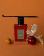 Flacon Ambre Khandjar d’Une Nuit Nomade — parfum ambré oriental unisexe : ouverture prune liquoreuse et mandarine, cœur ciste, vanille, racine d’iris et ylang-ylang, fond boisé de benjoin, patchouli et bois de santal — chaleur captivante et mystique.