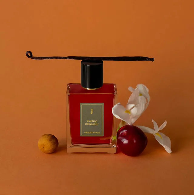 Flacon Ambre Khandjar d’Une Nuit Nomade — parfum ambré oriental unisexe : ouverture prune liquoreuse et mandarine, cœur ciste, vanille, racine d’iris et ylang-ylang, fond boisé de benjoin, patchouli et bois de santal — chaleur captivante et mystique.