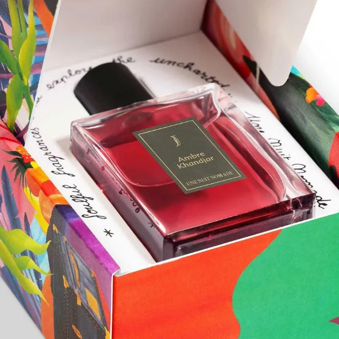 Flacon Ambre Khandjar d’Une Nuit Nomade — parfum ambré oriental unisexe : ouverture prune liquoreuse et mandarine, cœur ciste, vanille, racine d’iris et ylang-ylang, fond boisé de benjoin, patchouli et bois de santal — chaleur captivante et mystique.