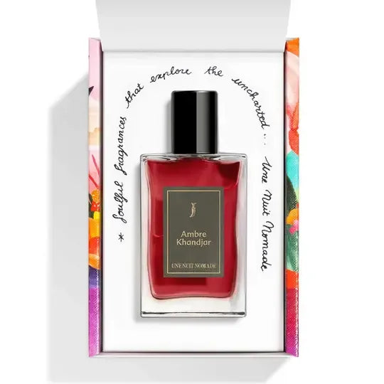 Flacon Ambre Khandjar d’Une Nuit Nomade — parfum ambré oriental unisexe : ouverture prune liquoreuse et mandarine, cœur ciste, vanille, racine d’iris et ylang-ylang, fond boisé de benjoin, patchouli et bois de santal — chaleur captivante et mystique.