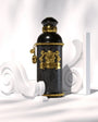 Flacon Black Muscs d’Alexandre.J — parfum boisé floral musqué unisexe qui s’ouvre sur bergamote et citron frais, évolue avec rose, violette et patchouli élégants, et finit sur un fond chaud et profond d’ambre et musc.