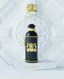 Flacon Black Muscs d’Alexandre.J — parfum boisé floral musqué unisexe qui s’ouvre sur bergamote et citron frais, évolue avec rose, violette et patchouli élégants, et finit sur un fond chaud et profond d’ambre et musc.