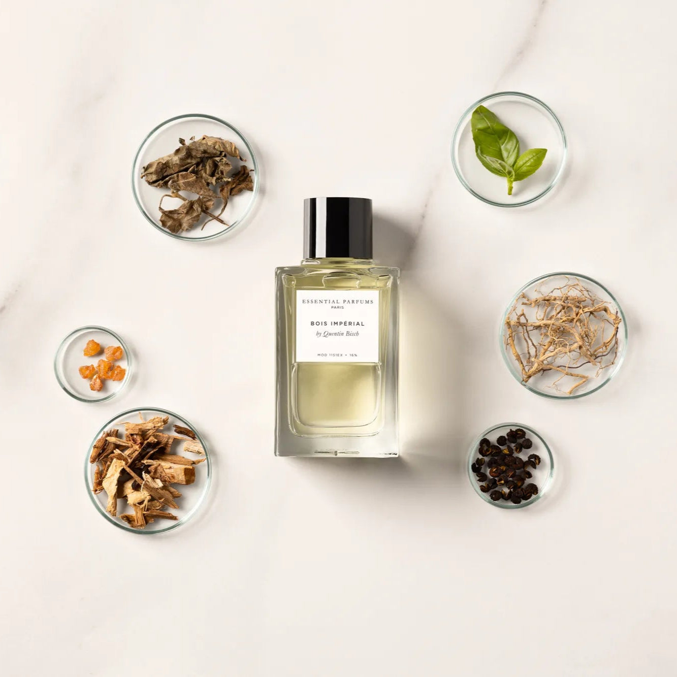 Flacon Bois Impérial d’Essential Parfums — parfum boisé-épicé unisexe avec basilic thaï frais, poivre Timut vibrant, vétiver profond, bois akigala riche, patchouli et ambroxan pour une signature audacieuse et enveloppante.