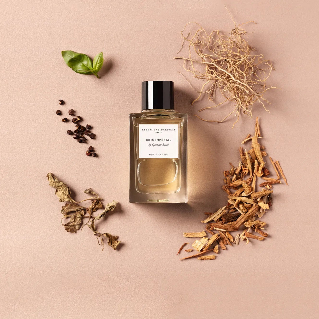 Flacon Bois Impérial d’Essential Parfums — parfum boisé-épicé unisexe avec basilic thaï frais, poivre Timut vibrant, vétiver profond, bois akigala riche, patchouli et ambroxan pour une signature audacieuse et enveloppante.