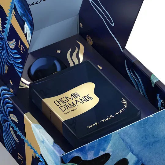 Flacon Chemin d’Amande de Une Nuit Nomade — parfum gourmand unisexe mêlant amande fraîche et blé doré en tête, un cœur riche de vanille bourbon crémeuse, posé sur un fond chaud de benjoin. Un sillage doux, enveloppant et réconfortant.