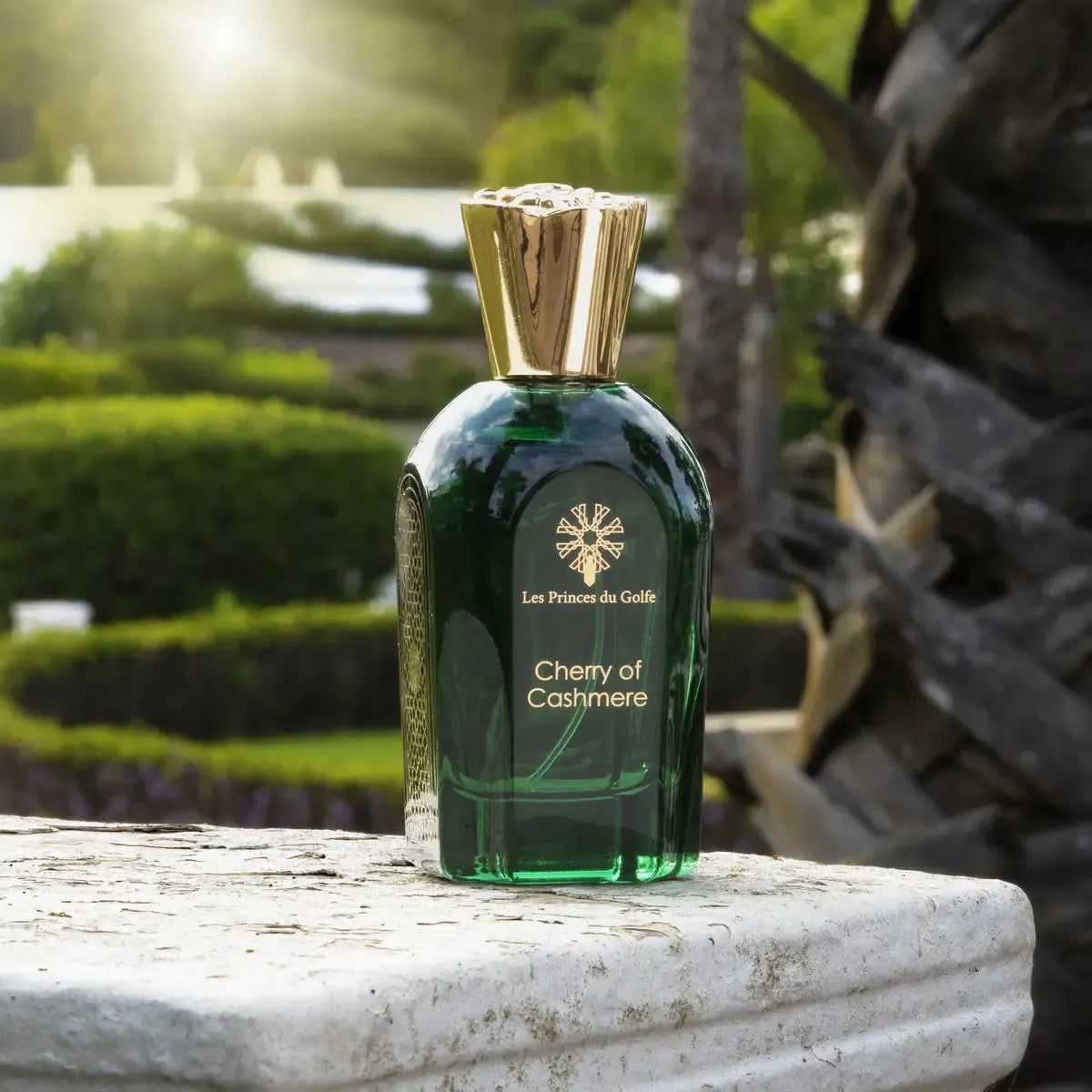 Parfum Cherry of Cashmere de la maison Les Princes du Golfe – flacon raffiné en verre transparent avec bouchon élégant, fragrance veloutée et sensuelle aux notes de cerise et de cachemire
