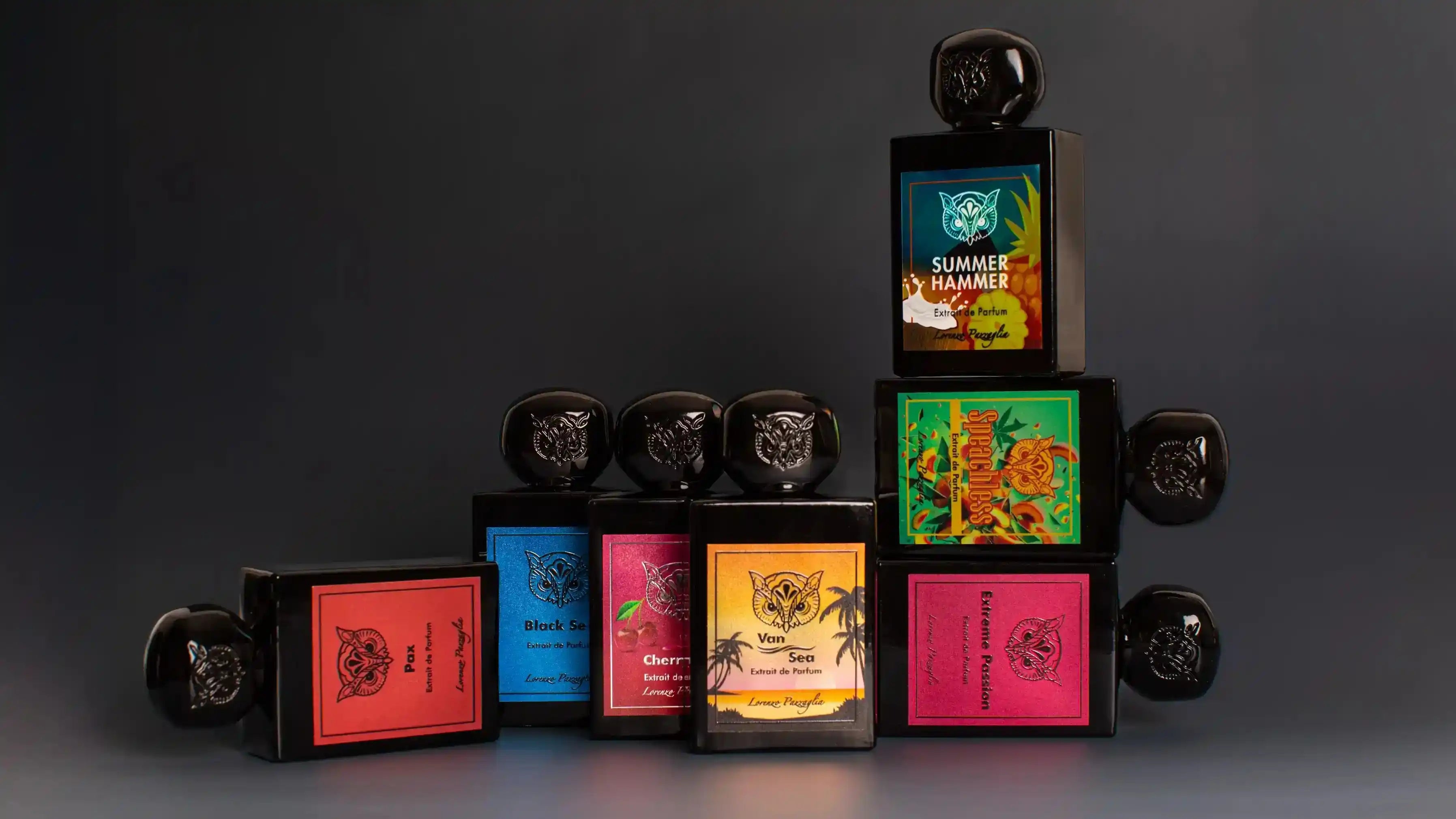 7 parfums de niche de la collection Lorenzo Pazzaglia disposé de façon design. 
