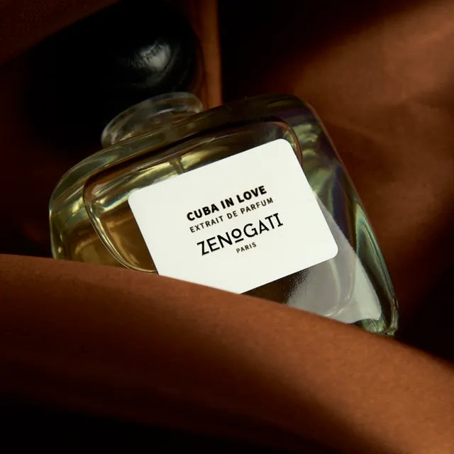 Flacon Cuba In Love de Zenogati — parfum oriental-vanillé unisexe mêlant l’arôme intense du café Santos, la chaleur de la cannelle et de la noix de muscade en ouverture ; un cœur gorgé de cacao et de tabac se mêlant à la vanille de Madagascar ; fond riche de patchouli, ambre et muscs — une fragrance fumée, gourmande et magnétique évoquant les sièges en cuir, la fumée de cigare et le café torréfié