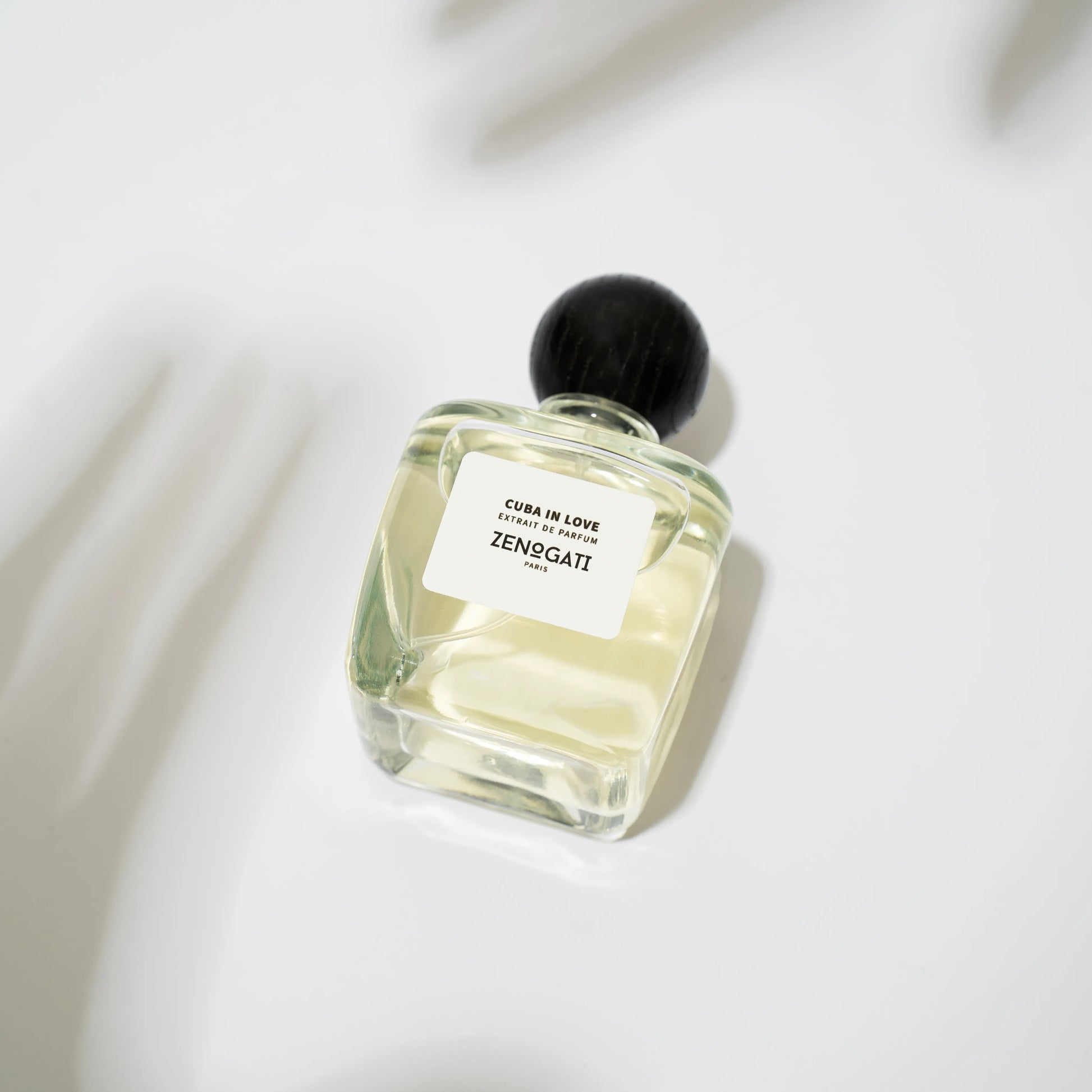 lacon Cuba In Love de Zenogati — parfum oriental-vanillé unisexe mêlant l’arôme intense du café Santos, la chaleur de la cannelle et de la noix de muscade en ouverture ; un cœur gorgé de cacao et de tabac se mêlant à la vanille de Madagascar ; fond riche de patchouli, ambre et muscs — une fragrance fumée, gourmande et magnétique évoquant les sièges en cuir, la fumée de cigare et le café torréfié
