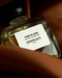 lacon Cuba In Love de Zenogati — parfum oriental-vanillé unisexe mêlant l’arôme intense du café Santos, la chaleur de la cannelle et de la noix de muscade en ouverture ; un cœur gorgé de cacao et de tabac se mêlant à la vanille de Madagascar ; fond riche de patchouli, ambre et muscs — une fragrance fumée, gourmande et magnétique évoquant les sièges en cuir, la fumée de cigare et le café torréfié