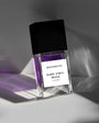 Flacon Dark Vinyl Musk de Bohoboco — parfum unisexe ambré-cuir mêlant rose, bois de santal et ciste en tête, cœur d’encens, styrax et notes balsamiques, fond de cuir synthétique, ambre, musc et labdanum. Une atmosphère sombre et enveloppante, entre vinyle noir, fumée et sensualité viscérale.