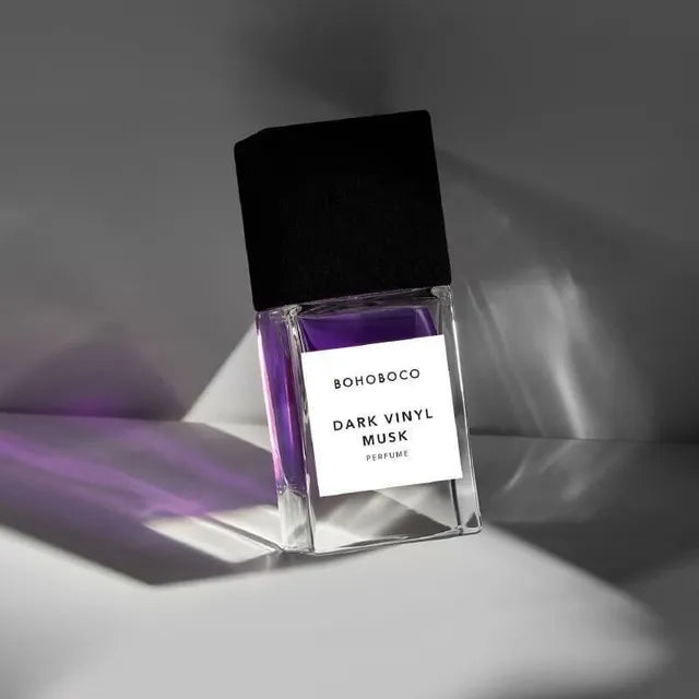 Flacon Dark Vinyl Musk de Bohoboco — parfum unisexe ambré-cuir mêlant rose, bois de santal et ciste en tête, cœur d’encens, styrax et notes balsamiques, fond de cuir synthétique, ambre, musc et labdanum. Une atmosphère sombre et enveloppante, entre vinyle noir, fumée et sensualité viscérale.
