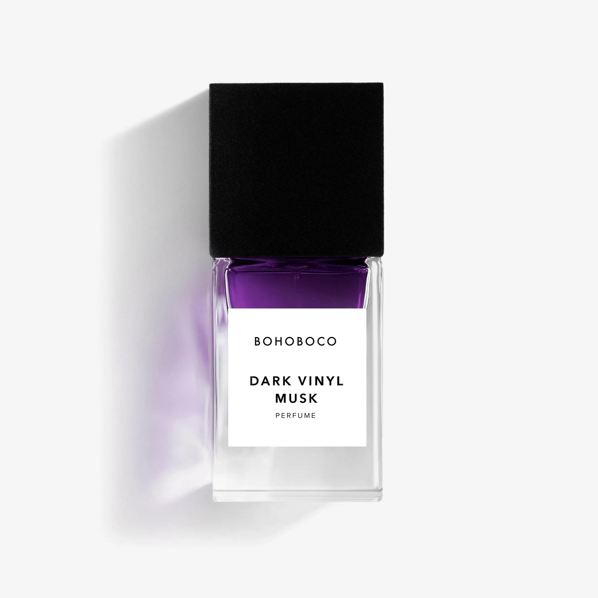 Flacon Dark Vinyl Musk de Bohoboco — parfum unisexe ambré-cuir mêlant rose, bois de santal et ciste en tête, cœur d’encens, styrax et notes balsamiques, fond de cuir synthétique, ambre, musc et labdanum. Une atmosphère sombre et enveloppante, entre vinyle noir, fumée et sensualité viscérale.