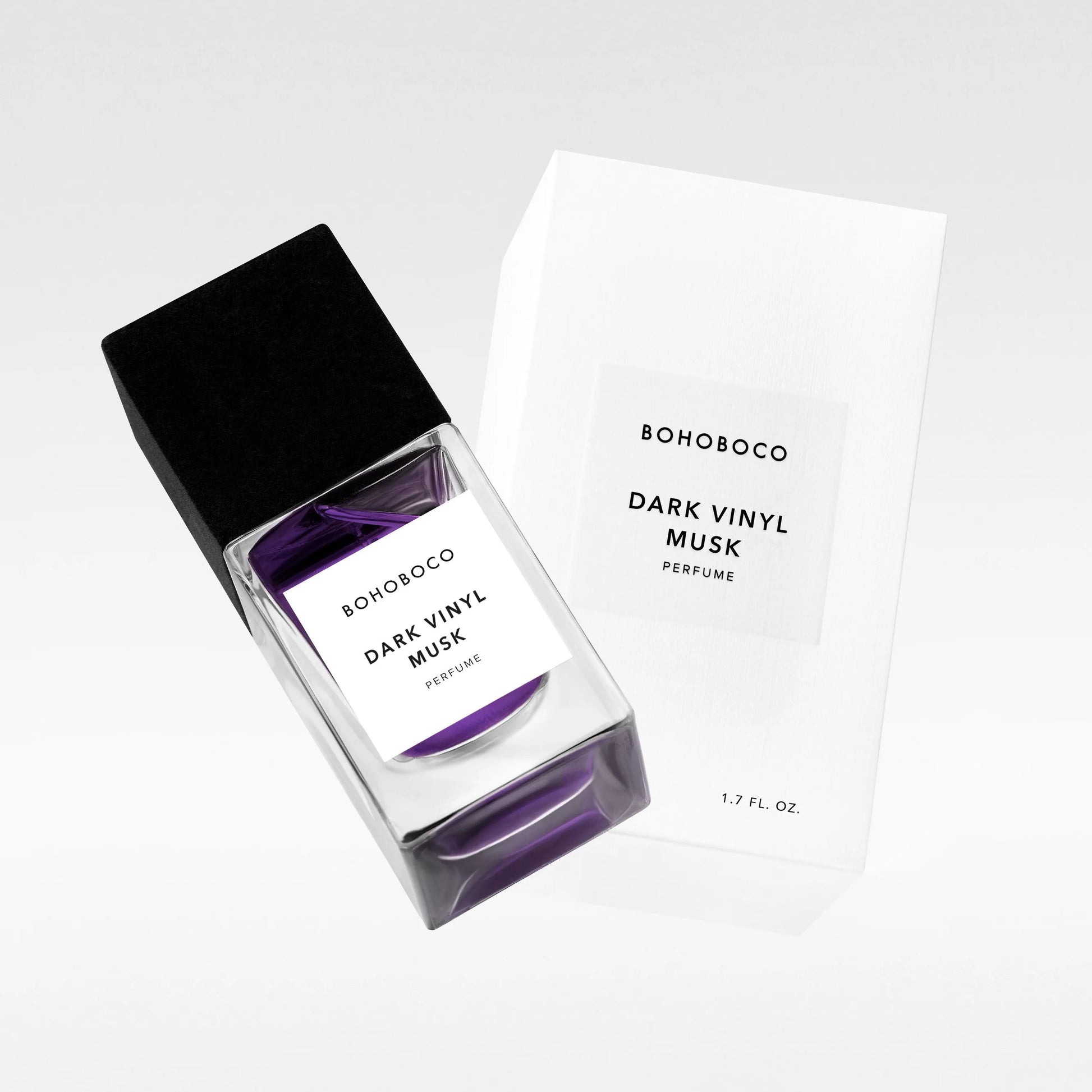 Flacon Dark Vinyl Musk de Bohoboco — parfum unisexe ambré-cuir mêlant rose, bois de santal et ciste en tête, cœur d’encens, styrax et notes balsamiques, fond de cuir synthétique, ambre, musc et labdanum. Une atmosphère sombre et enveloppante, entre vinyle noir, fumée et sensualité viscérale.