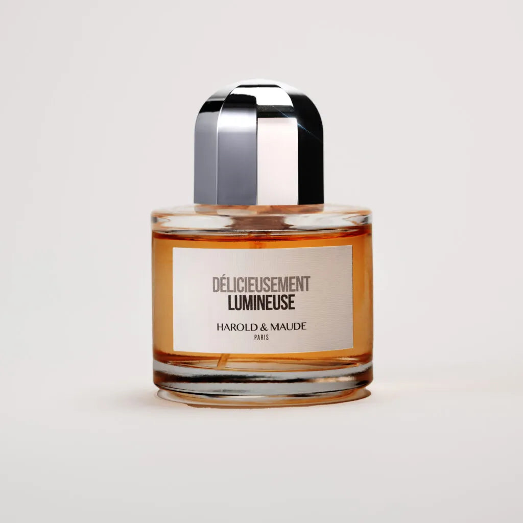 Flacon Délicieusement Lumineuse de Harold & Maude – parfum floral-boisé musqué, rose, muguet, fleur d’oranger en tête, cœur floral fruité rehaussé de clou de girofle, fond vanillé, ambre, musc et bois.