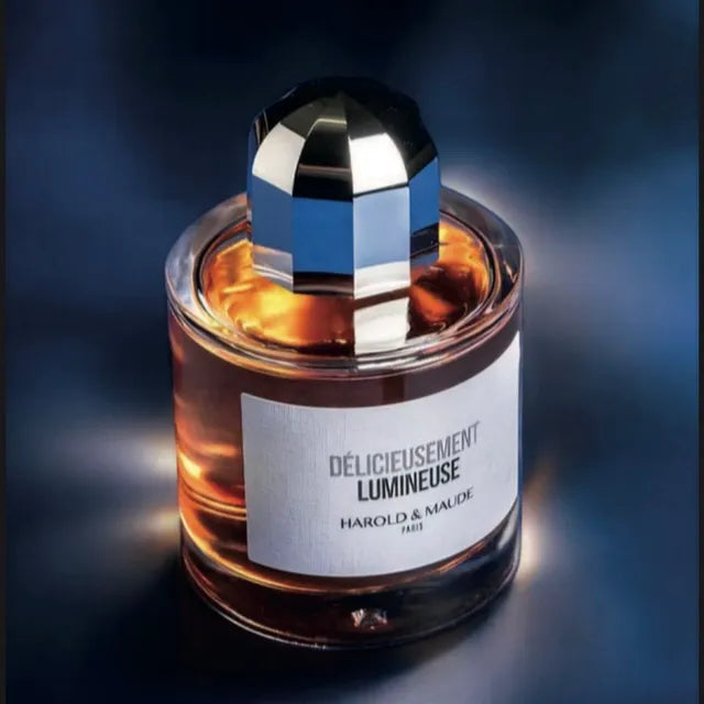 Flacon Délicieusement Lumineuse de Harold & Maude – parfum floral-boisé musqué, rose, muguet, fleur d’oranger en tête, cœur floral fruité rehaussé de clou de girofle, fond vanillé, ambre, musc et bois.