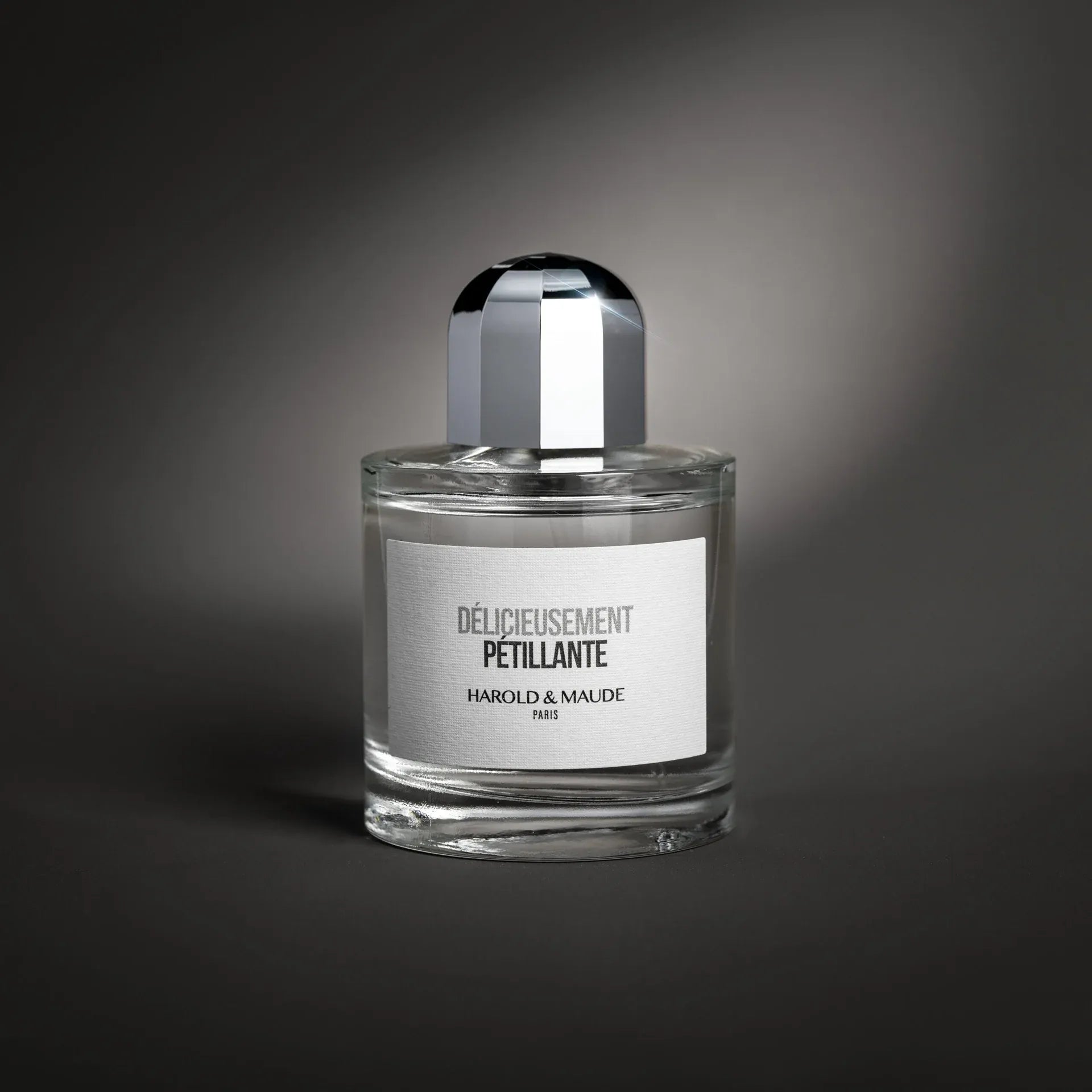 Flacon Délicieusement Pétillante de Harold & Maude – parfum fruité floral lumineux, notes de citron de Sicile et de bourgeon de cassis en tête, rose, jasmin, poire et ananas au cœur, fond de bois de santal, cèdre, ambre, musc et note cuirée.