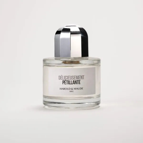 Flacon Délicieusement Pétillante de Harold & Maude – parfum fruité floral lumineux, notes de citron de Sicile et de bourgeon de cassis en tête, rose, jasmin, poire et ananas au cœur, fond de bois de santal, cèdre, ambre, musc et note cuirée.