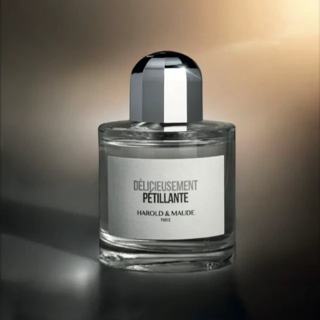 Flacon Délicieusement Pétillante de Harold & Maude – parfum fruité floral lumineux, notes de citron de Sicile et de bourgeon de cassis en tête, rose, jasmin, poire et ananas au cœur, fond de bois de santal, cèdre, ambre, musc et note cuirée.