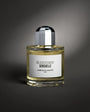 Flacon Délicieusement Sensuelle de Harold & Maude – parfum floral-épicé boisé vanillé, bouquet de rose, jasmin, fleur d’oranger et tubéreuse, relevé de cannelle, safran et encens, fond bois précieux, ambre, musc et vanille.
