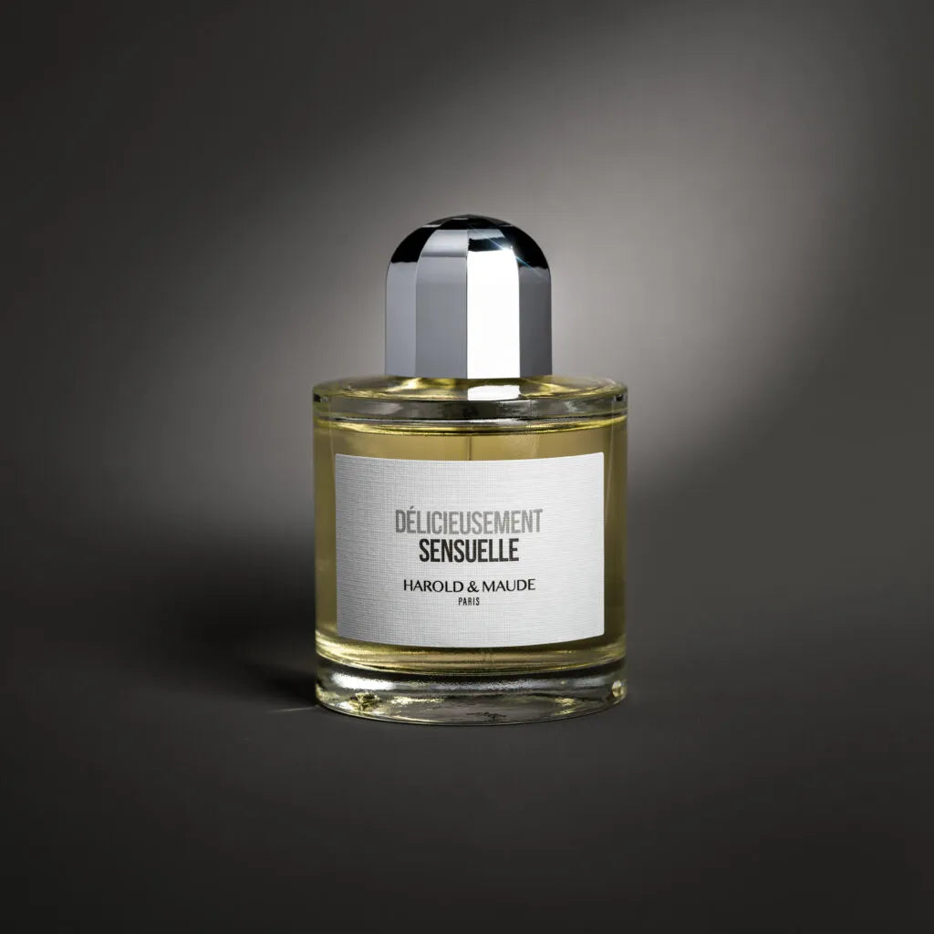 Flacon Délicieusement Sensuelle de Harold & Maude – parfum floral-épicé boisé vanillé, bouquet de rose, jasmin, fleur d’oranger et tubéreuse, relevé de cannelle, safran et encens, fond bois précieux, ambre, musc et vanille.