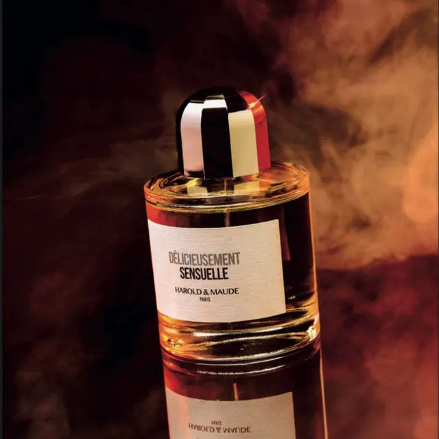 Flacon Délicieusement Sensuelle de Harold & Maude – parfum floral-épicé boisé vanillé, bouquet de rose, jasmin, fleur d’oranger et tubéreuse, relevé de cannelle, safran et encens, fond bois précieux, ambre, musc et vanille.