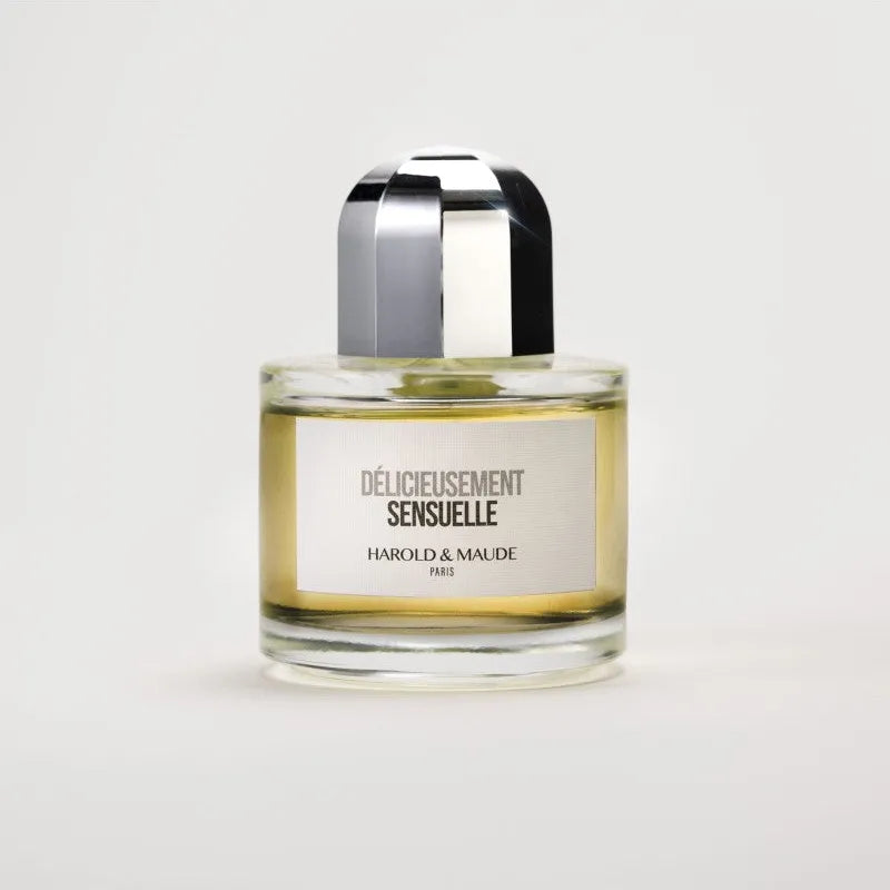 Flacon Délicieusement Sensuelle de Harold & Maude – parfum floral-épicé boisé vanillé, bouquet de rose, jasmin, fleur d’oranger et tubéreuse, relevé de cannelle, safran et encens, fond bois précieux, ambre, musc et vanille.