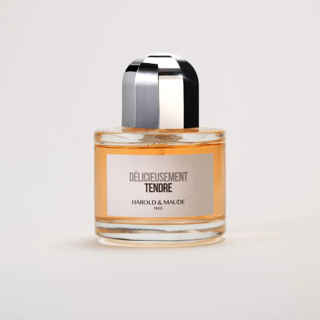 Flacon Délicieusement Tendre de Harold & Maude – parfum floral fruité doux, tête rose, fleur d’oranger de Tunisie et jasmin d’Égypte, cœur fruité pêche et pomme, fond musc, ambre, cuir et vanille.