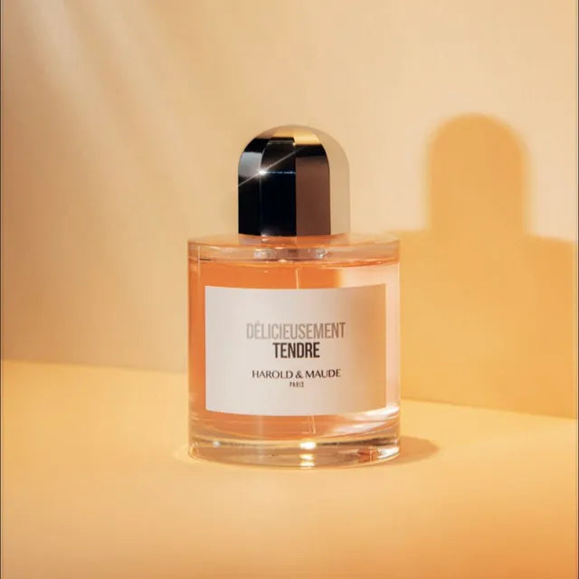Flacon Délicieusement Tendre de Harold & Maude – parfum floral fruité doux, tête rose, fleur d’oranger de Tunisie et jasmin d’Égypte, cœur fruité pêche et pomme, fond musc, ambre, cuir et vanille.