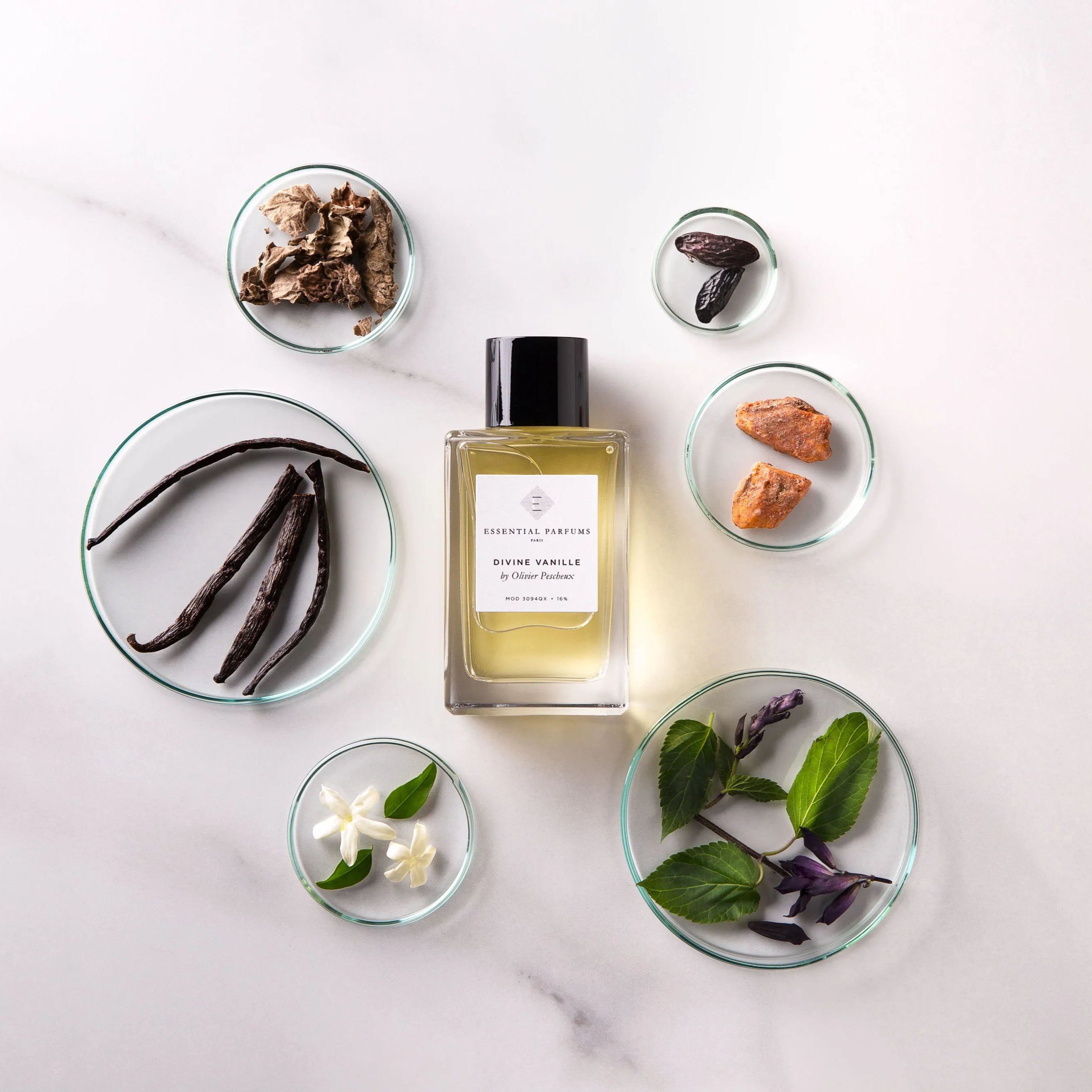 Flacon Divine Vanille d’Essential Parfums — parfum unisexe oriental-gourmand mêlant épices chaudes (cannelle, clou de girofle, poivre), un cœur riche de vanille absolue de Madagascar et encens, soutenu par un fond voluptueux de fève tonka, benjoin, patchouli et muscs.