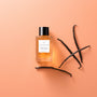 Parfums de niche Divine Vanille d’Essential Parfums — parfum unisexe oriental-gourmand mêlant épices chaudes (cannelle, clou de girofle, poivre), un cœur riche de vanille absolue de Madagascar et encens, soutenu par un fond voluptueux de fève tonka, benjoin, patchouli et muscs.