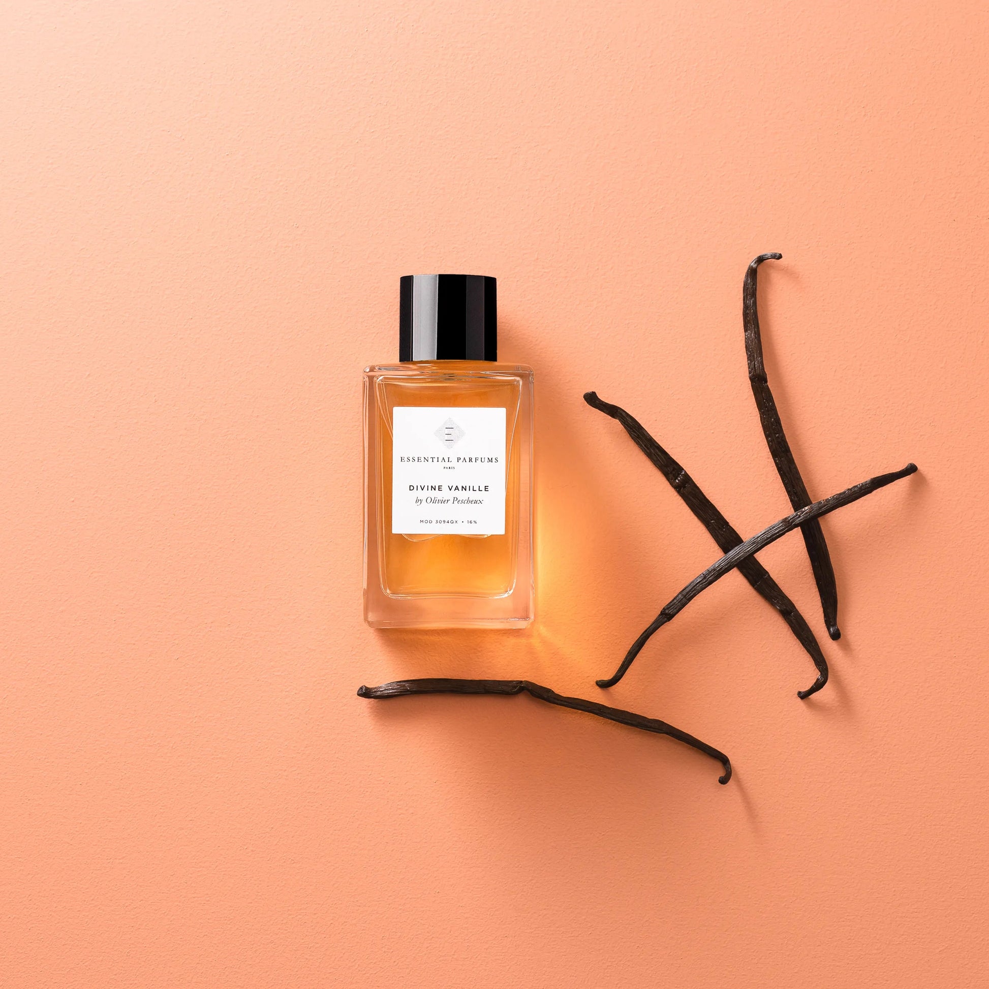 Flacon Divine Vanille d’Essential Parfums — parfum unisexe oriental-gourmand mêlant épices chaudes (cannelle, clou de girofle, poivre), un cœur riche de vanille absolue de Madagascar et encens, soutenu par un fond voluptueux de fève tonka, benjoin, patchouli et muscs.