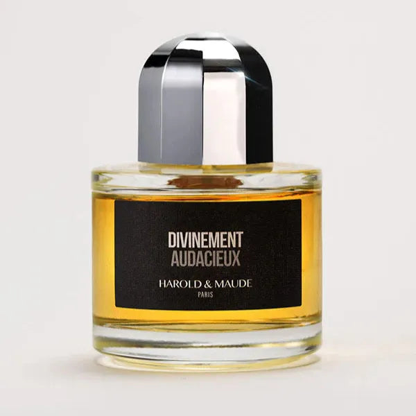 Flacon Divinement Audacieux de Harold & Maude — parfum floral-épicé boisé, mêlant anis vert, mandarine et bergamote en tête, cœur sensuel de rose, iris, jasmin, fleur d’oranger, cardamome et noix de coco, sur un fond cuir, ambre et bois précieux.