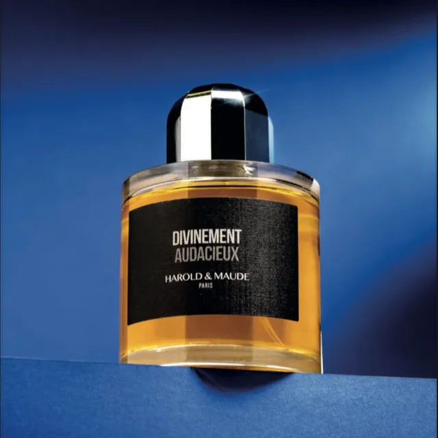 Flacon Divinement Audacieux de Harold & Maude — parfum floral-épicé boisé, mêlant anis vert, mandarine et bergamote en tête, cœur sensuel de rose, iris, jasmin, fleur d’oranger, cardamome et noix de coco, sur un fond cuir, ambre et bois précieux.